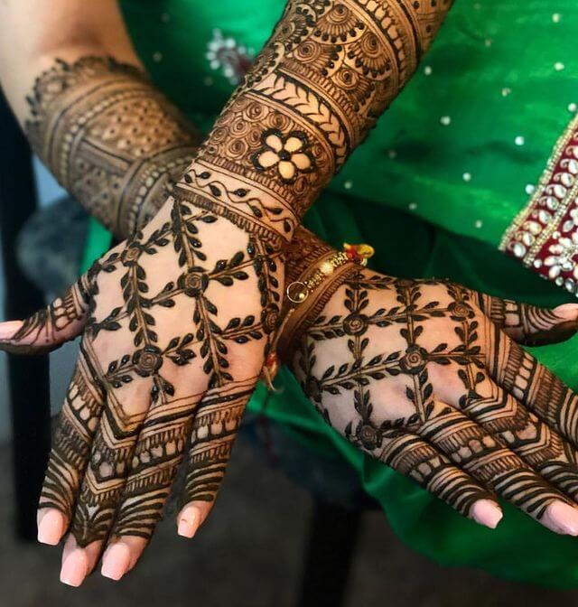 Henna mehndi, traditional Indian and Middle Eastern decorative body art  paint applied to hand Stock Photo - Alamy